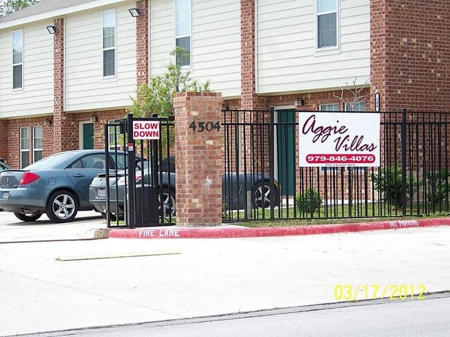 Foto del edificio - 4504 College Main St