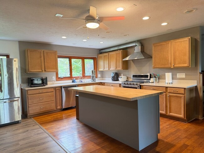 Building Photo - Upper Waiakea Uka Home
