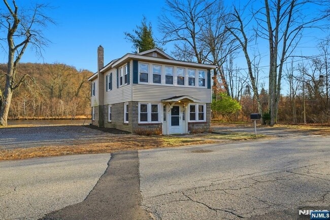 Photo - 75 Lakeview Terrace House