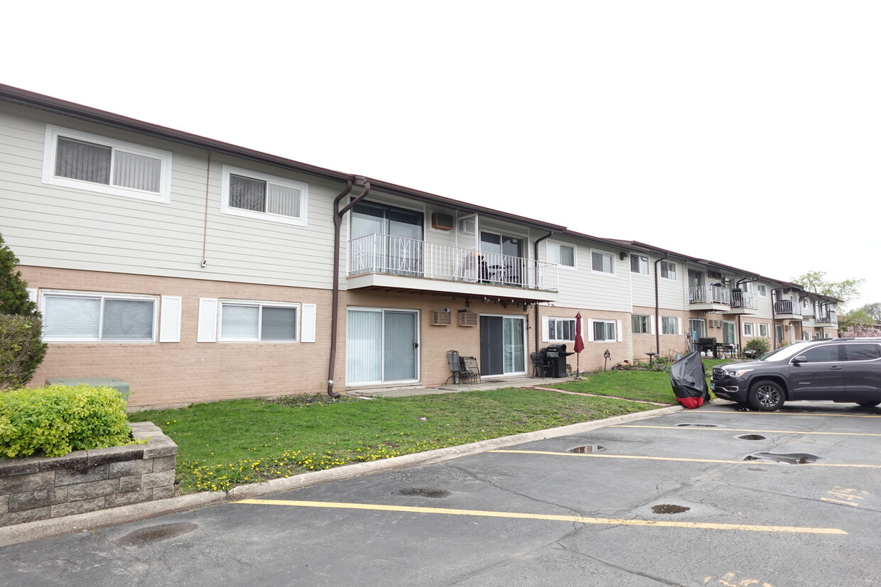 Foto principal - 870 E Old Willow Rd