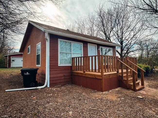 Building Photo - 2 br, 1 bath House - 1050 W Baker St