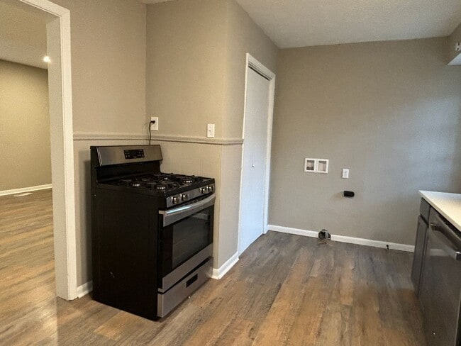 Building Photo - $625 OFF FIRST MONTH'S RENT! Charming 2-Bed, 1-Bath Single-Family Home in Indianapolis!