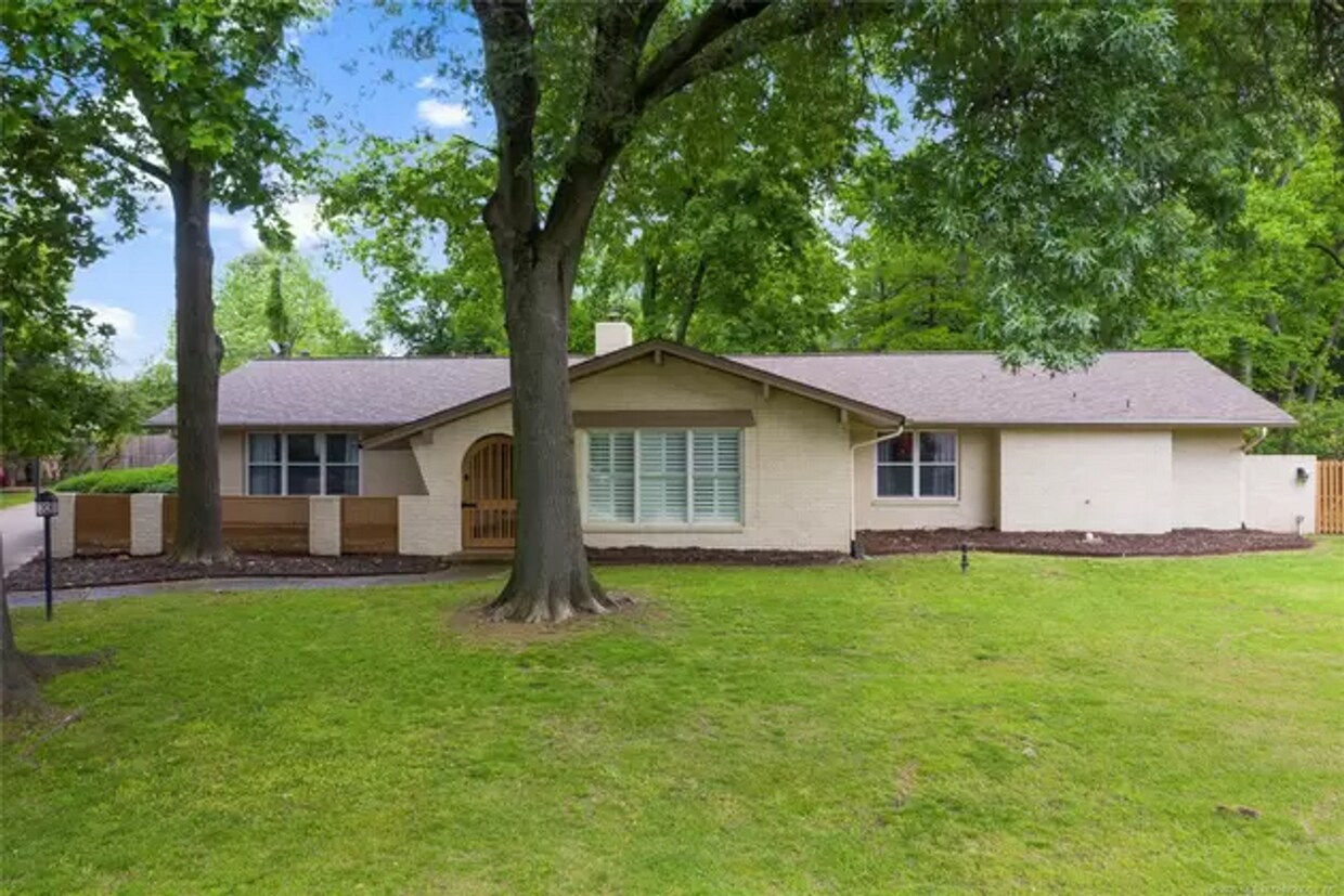 Primary Photo - Incredible Ranch Style Home in Midtown!