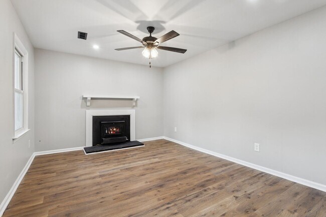 Foto del edificio - Updated Four bedroom, two full bathroom home