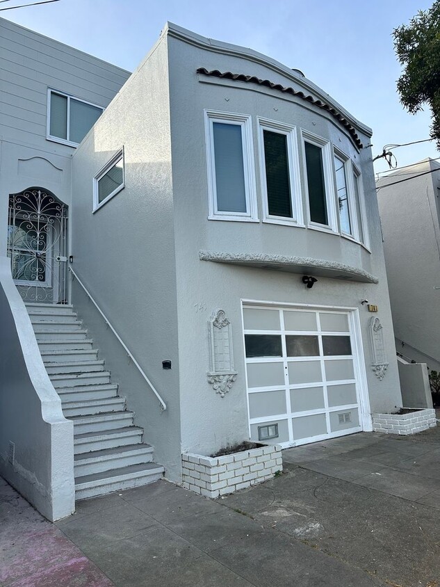 Foto principal - 4 Bedroom Single Family Home in Daly City