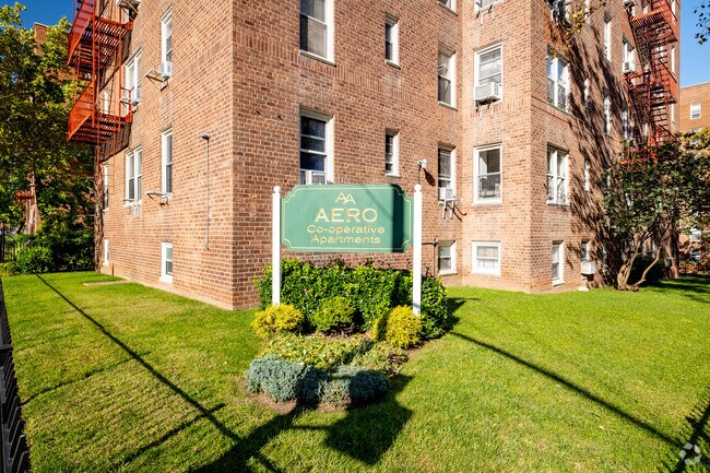 Foto del edificio - 63-61 Yellowstone Blvd