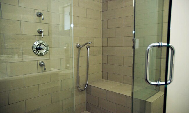 ducha con paredes de vidrio - Prime WeHo at Sunset & Doheny