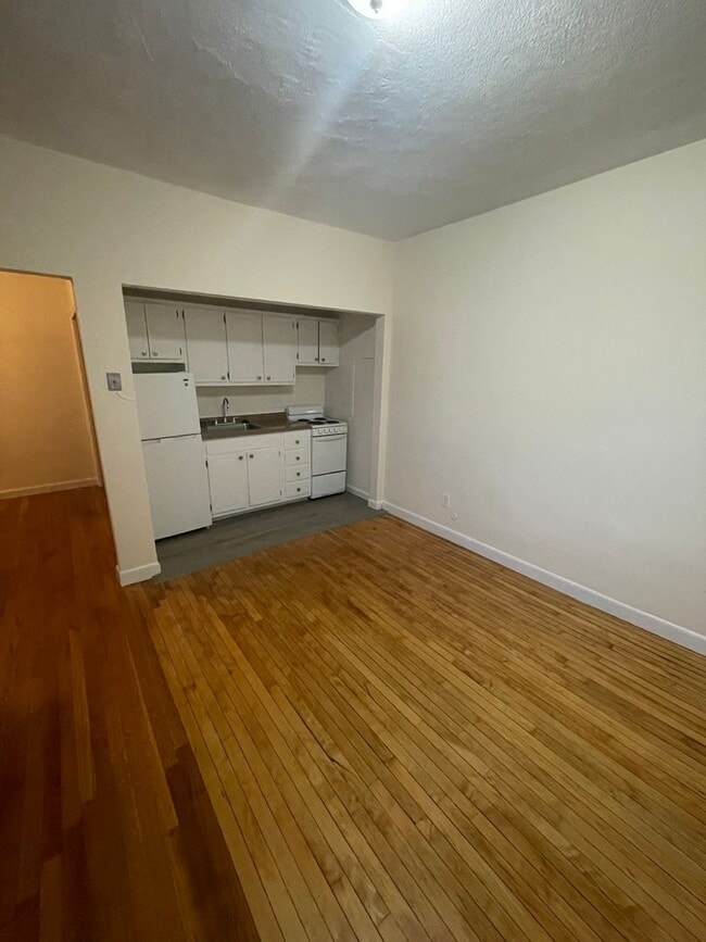 Building Photo - Nice, large 1 bed available now with heat included with the rent!