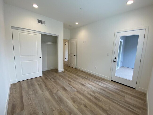 Foto del edificio - 8081 Lampson Ave