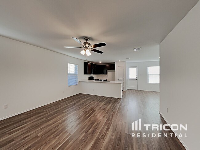 Building Photo - 907 Lady Bird Street Ennis TX