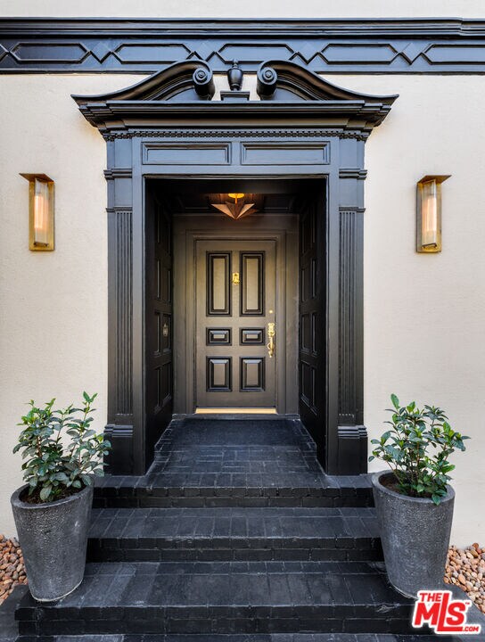 Building Photo - 615 N Oakhurst Dr