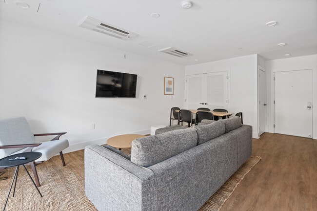Foto del edificio - District (Furnished Rooms)