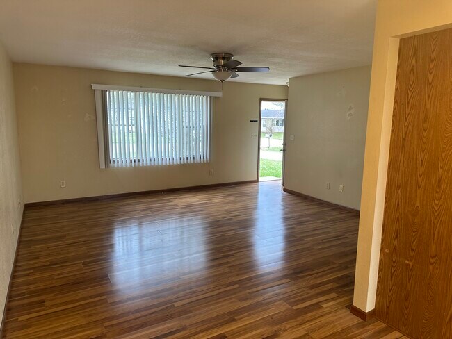 Building Photo - E1592 Raymond Dr