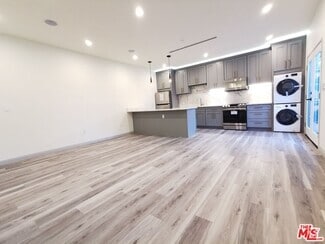 Building Photo - 9008 Cresta Dr