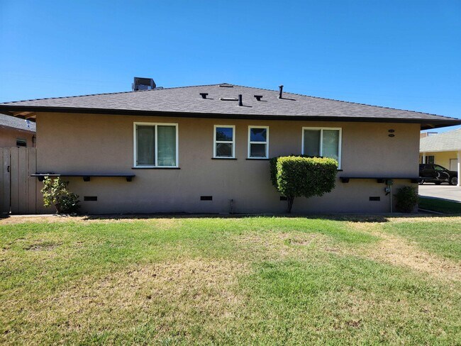 Building Photo - 3036 E Princeton Ave