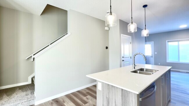 Photo du bâtiment - 482 Edgemont Dr NW