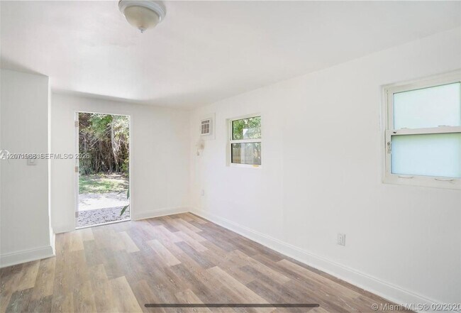 Foto del edificio - 1301 NE 147th St