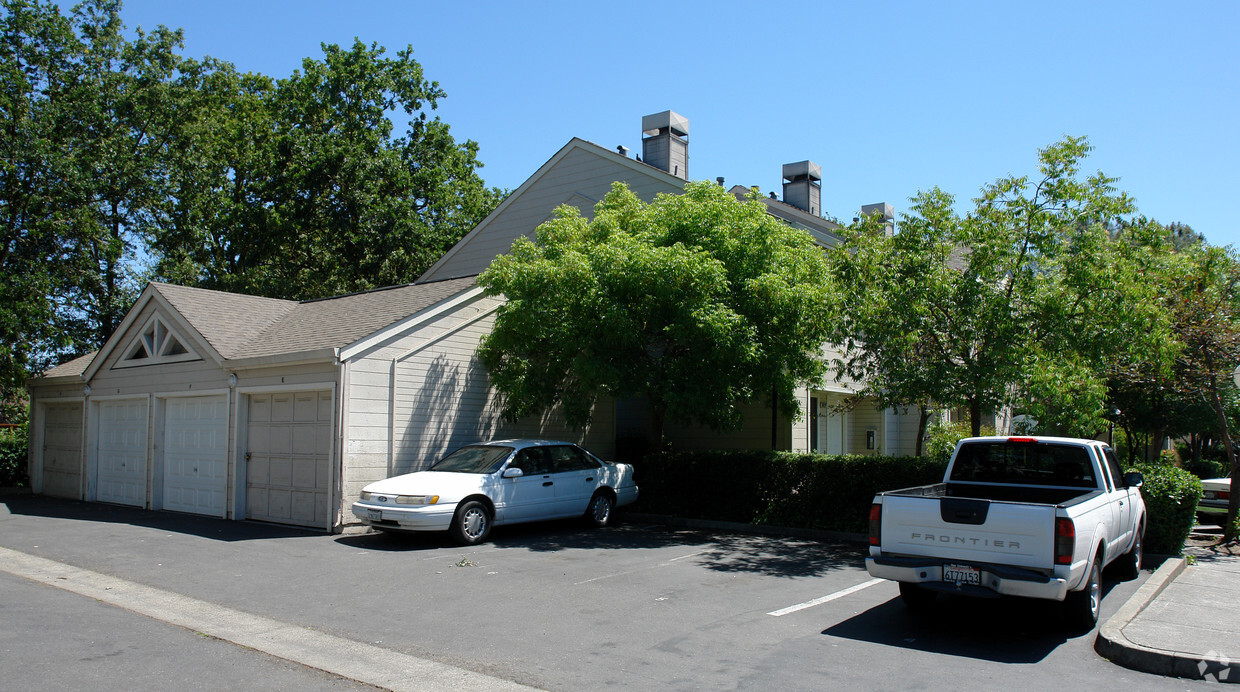 Primary Photo - Oakcourt Apartments