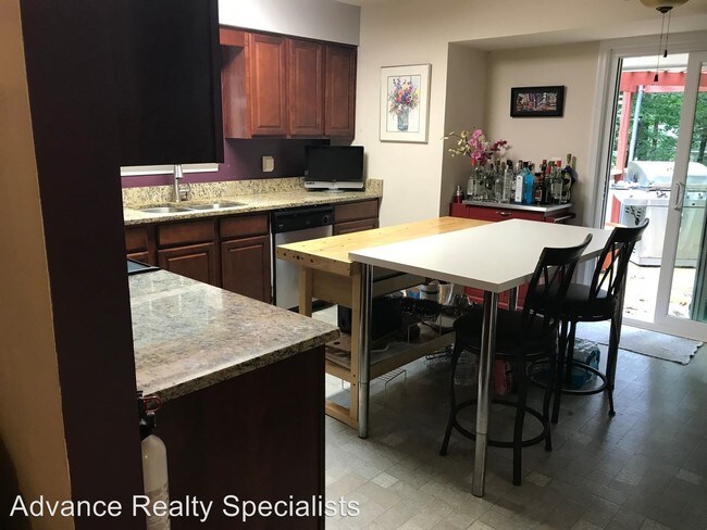 Building Photo - 3 br, 2 bath House - 693 Lake Caroline Dr