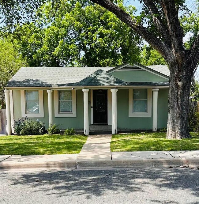 Foto del edificio - 2952 Higgins St