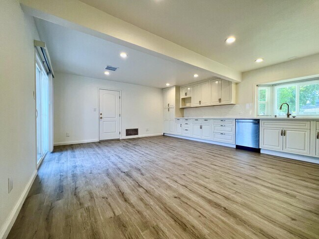 Building Photo - 6483 Windsor Ln