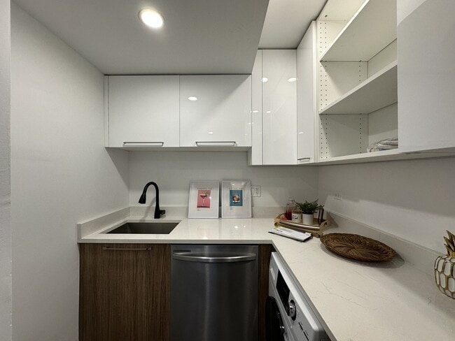 Building Photo - 941 W Carmen Ave