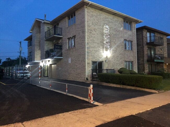 Building Photo - 9825 Ridgeland Ave