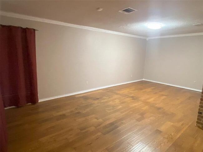 Building Photo - 1107 Crescent Blvd