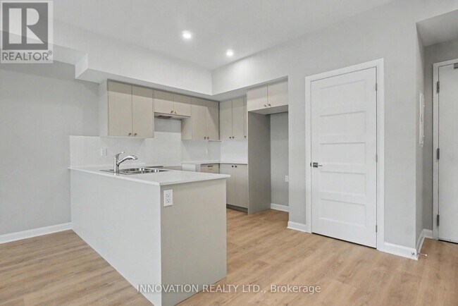 Photo du bâtiment - 1 BEDROOM + DEN - 100 PINEHILL ROAD