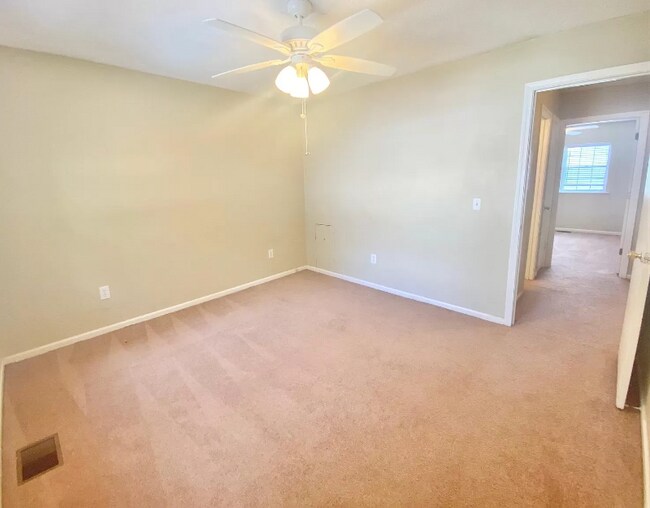 Building Photo - 123 Country Town Dr
