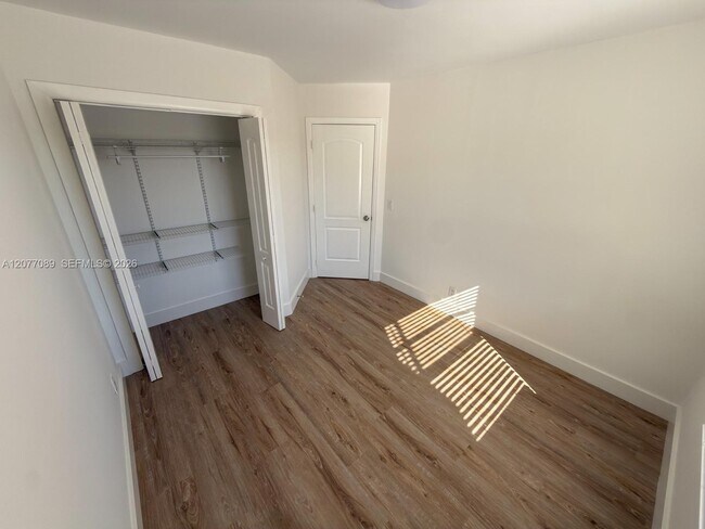 Building Photo - 9937 Three Lakes Cir
