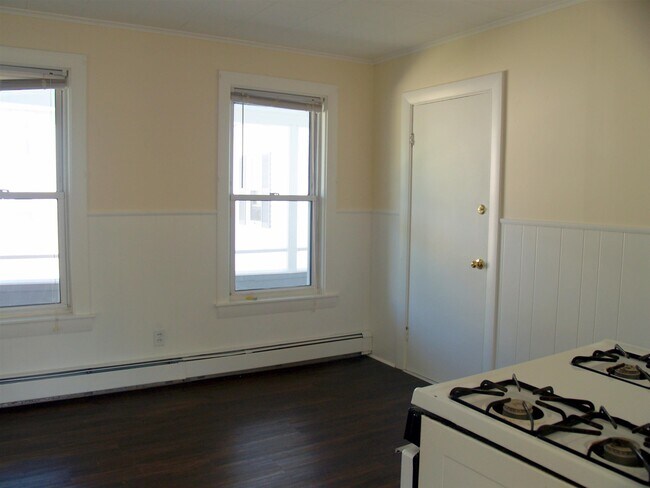 Building Photo - 208 Mast Rd