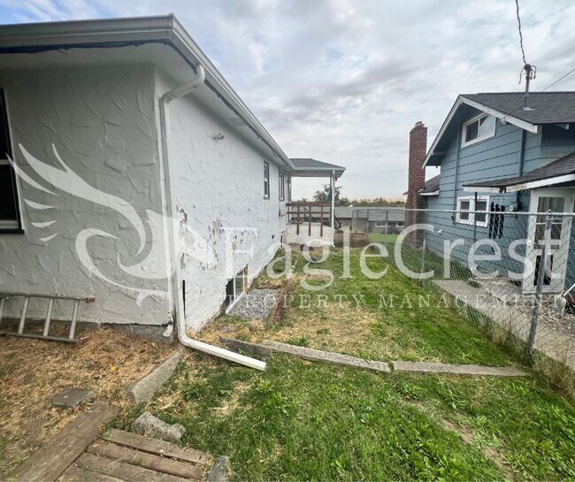 Building Photo - Three Bedroom, Two Bathroom Home with Grea...