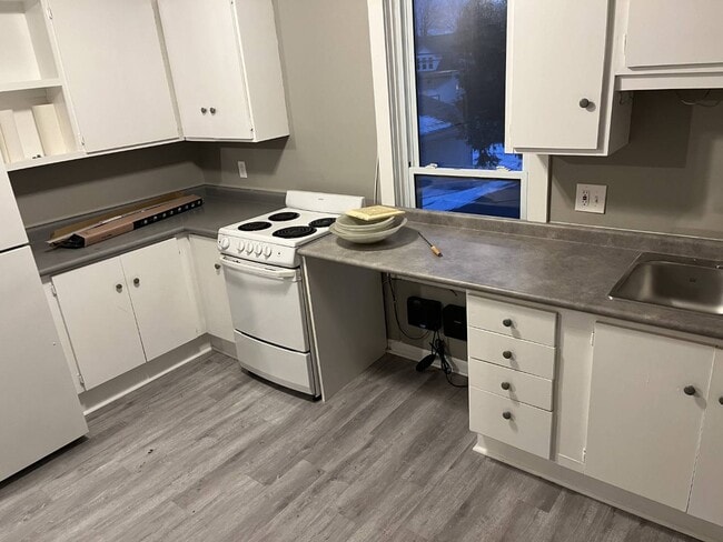 Building Photo - 336-336 Harold St N