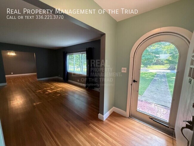 Foto del edificio - 3300 Anderson Dr