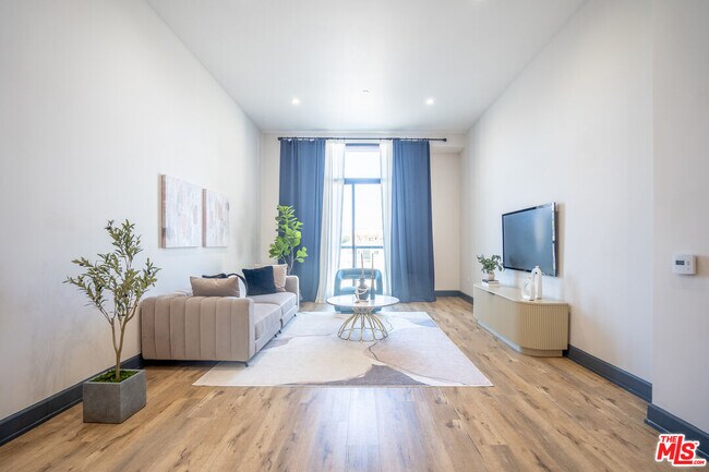 Foto del edificio - 3223 W 6th St