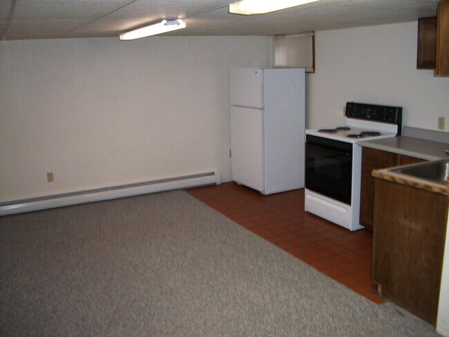 Building Photo - 2 Bedroom 1 Bath 3 Plex