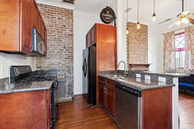 ¡EL LETRERO DE GUINNESS PUEDE QUEDARSE O irse! - 2622 Annunciation St