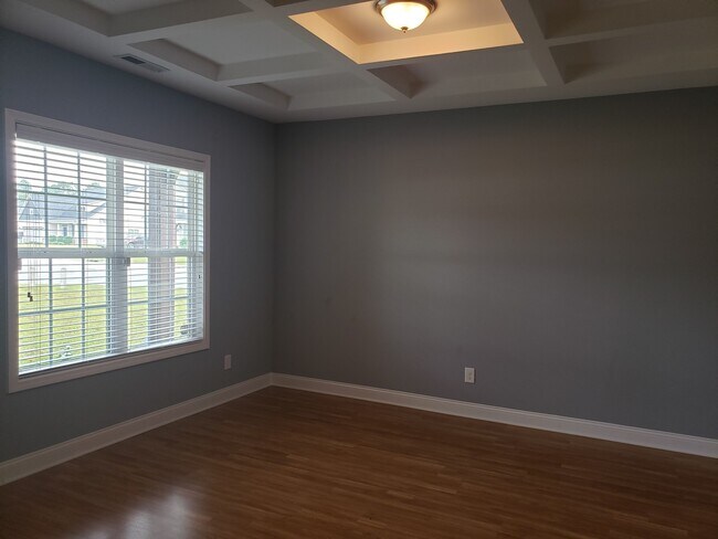 Foto del edificio - In Lexington Plantation w/Fenced Back Yard...