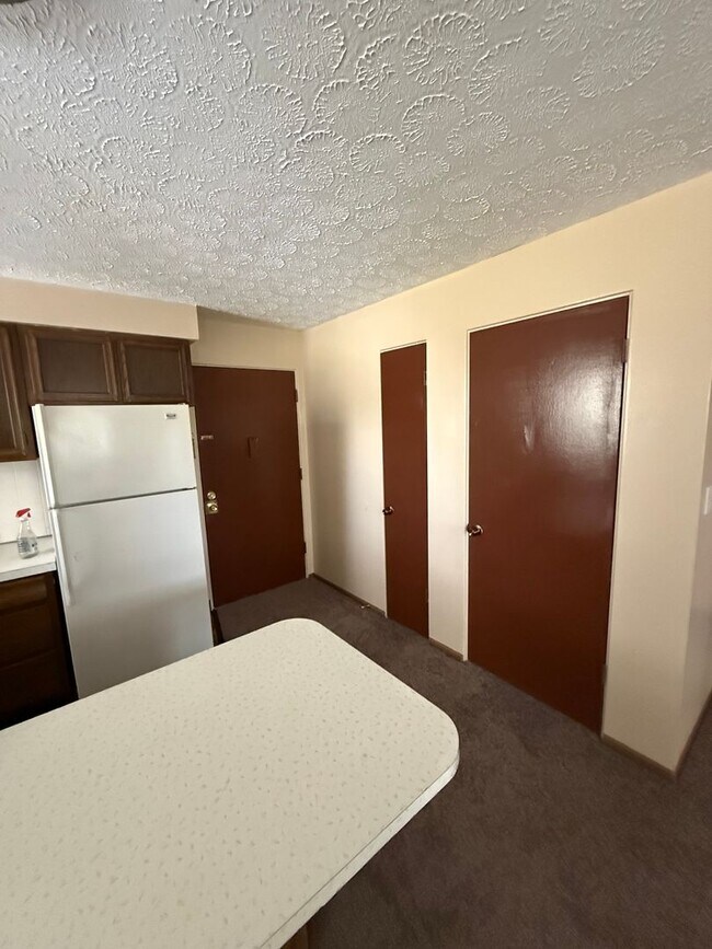 Foto del edificio - 355 Meadowbrook Ave