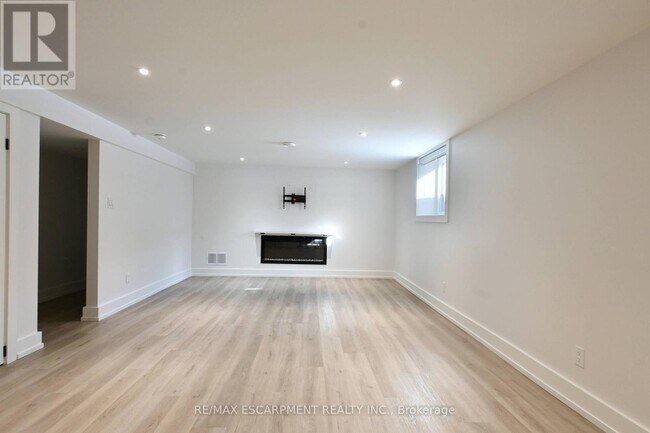 Building Photo - 664 Hiawatha Blvd