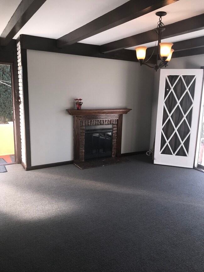 Living Room - 1132 N Heliotrope Dr
