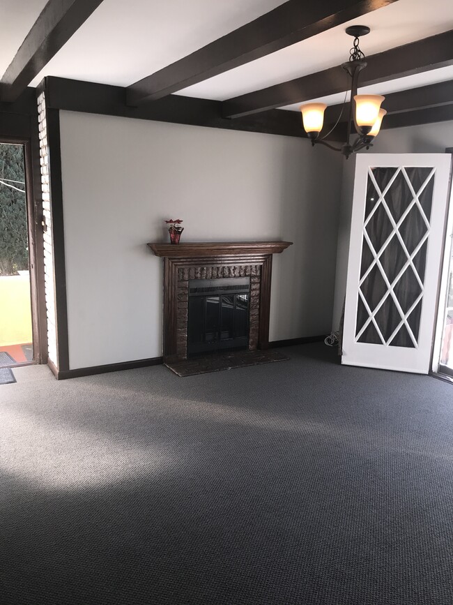 Living Room - 1132 N Heliotrope Dr