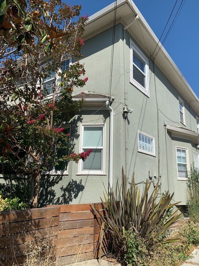 Building Photo - Great Upper Unit