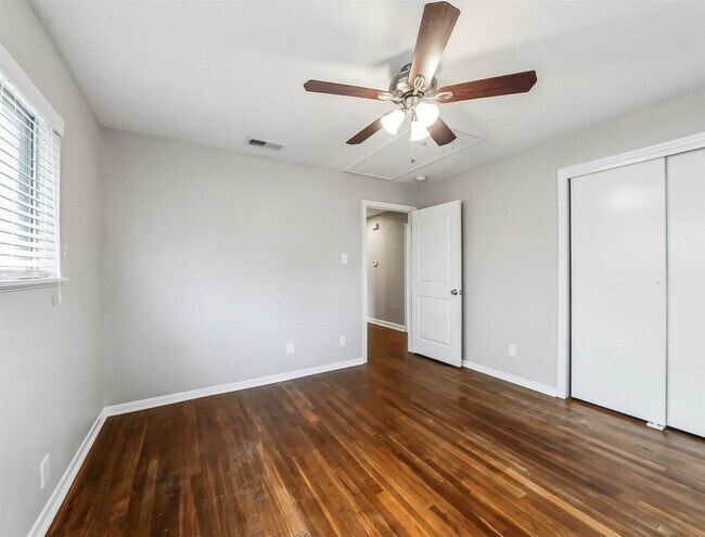 Foto del edificio - 5807 Burlinghall Dr