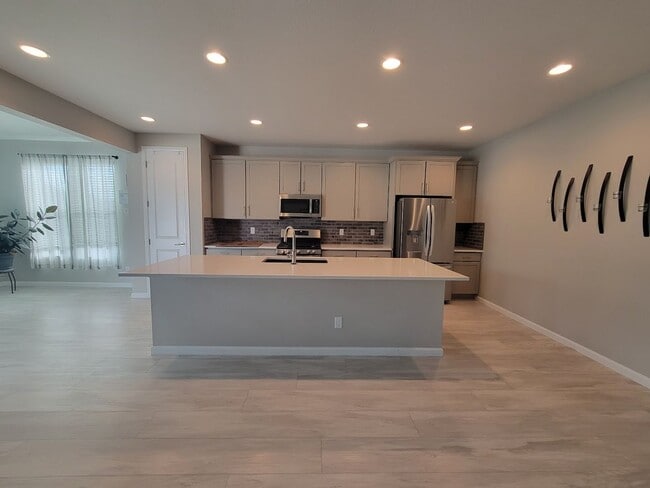 Building Photo - ALL PROSPECTIVE TENANTS MUST SUBMIT A $58 NON-REFUNDABLE APPLICATION FEE PER APPLICANT ONLINE AND...