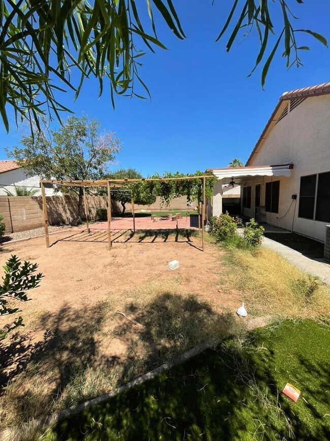 Foto del edificio - 2460 E Whitten St