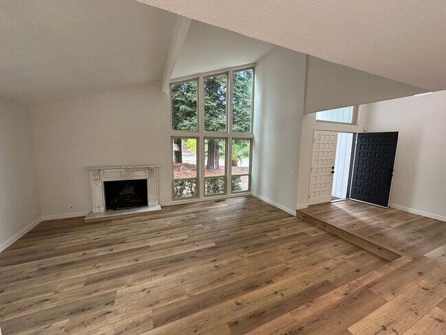 Foto del edificio - 4 Bed 3.5 Bath, Single Family Home In Danv...