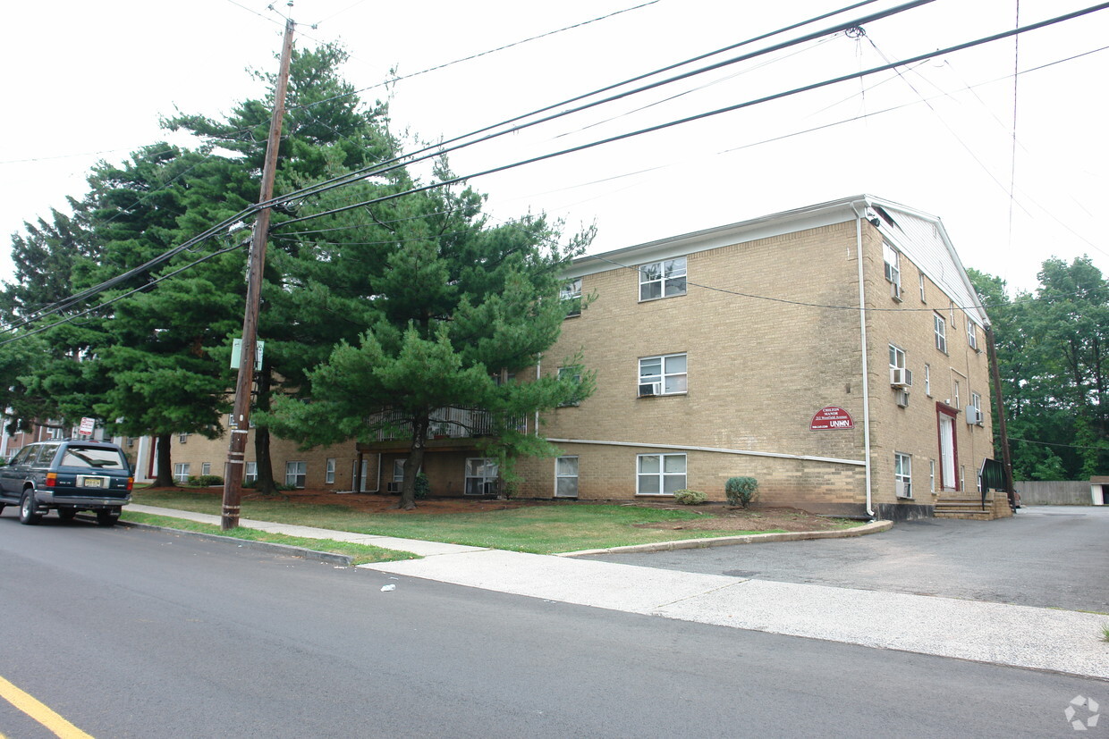 Building Photo - Chilton Manor