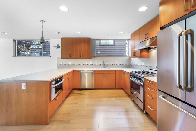 Building Photo - Fremonts Best Townhome